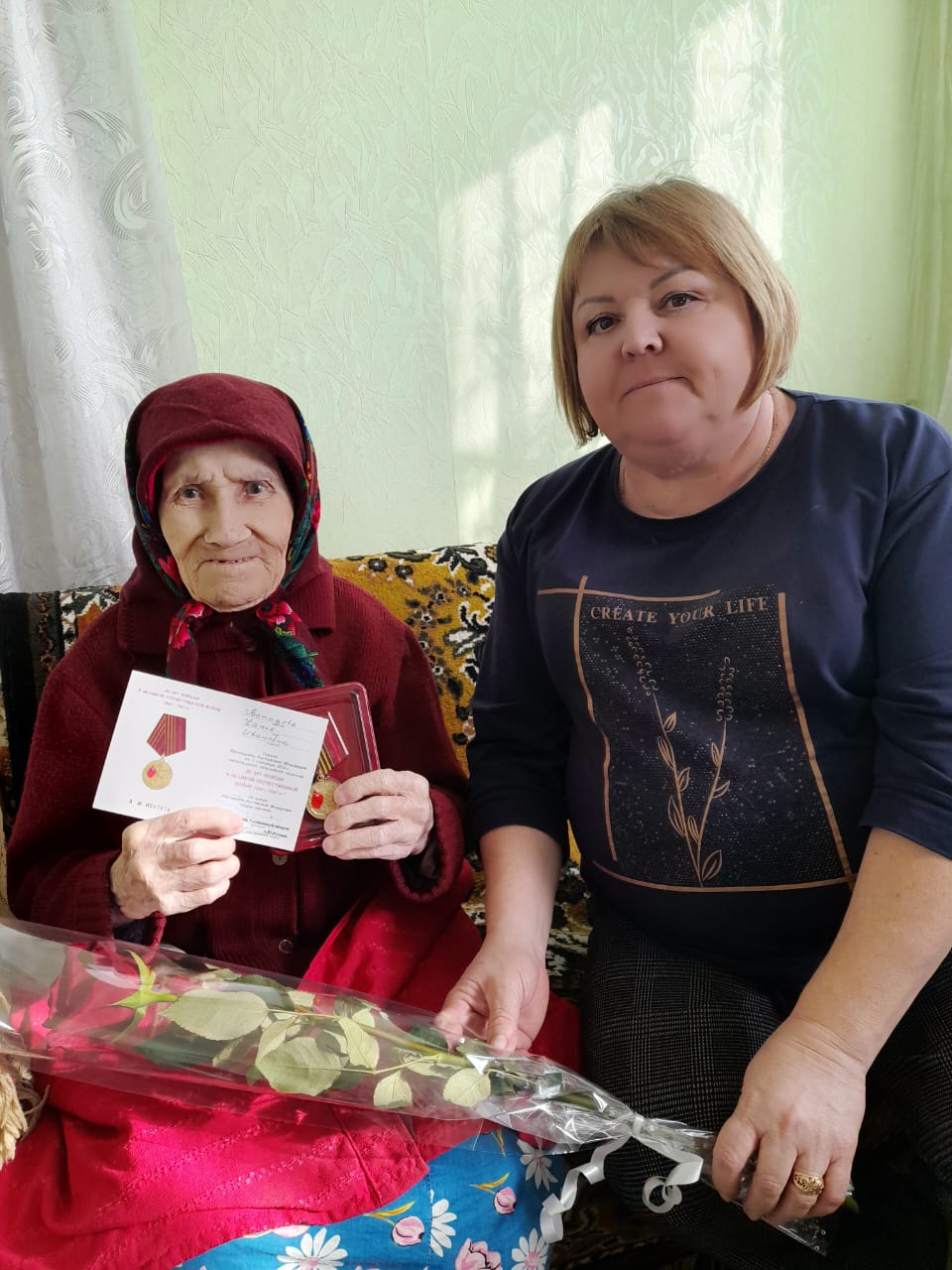 Вручение юбилейной медали в честь 80-летия Победы в Великой Отечественной войне.