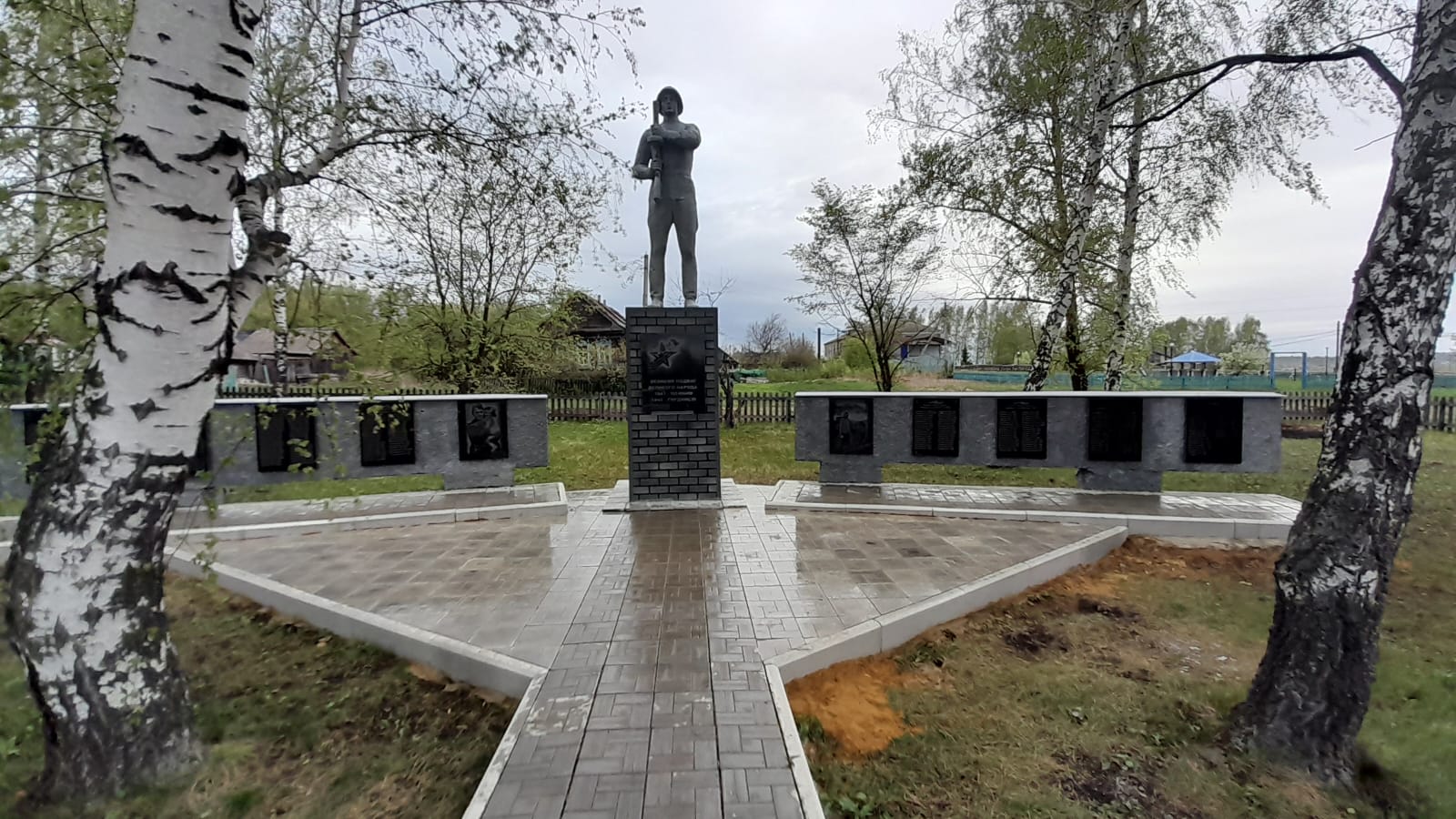 Памятник воинам, погибшим в ВОВ 1941-1945 гг..