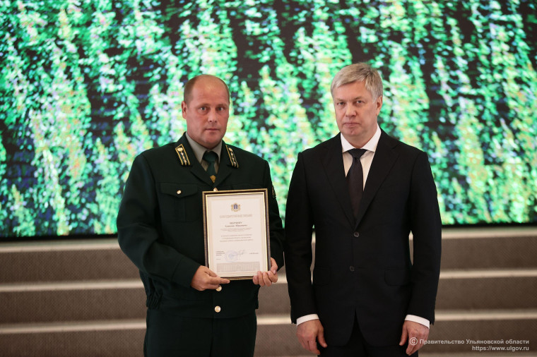Вручили награду. Вручили награду.