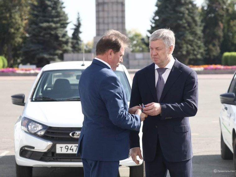Губернатор вручил новый автомобиль районной больнице. Губернатор вручил новый автомобиль районной больнице.